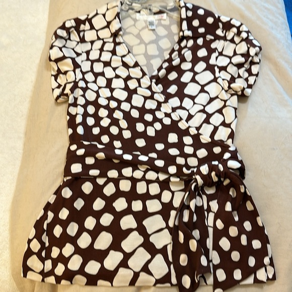 Diane von Furstenberg DVF "Jilda Top" Silk Jersey Short Sleeve Wrap Top sz 8 M - Picture 9 of 9